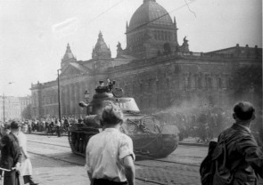 Russische tanks in de straten van Leipzig