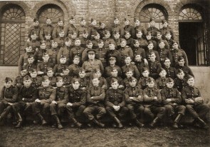 Het 3de peloton van de 3de compagnie van het I/57Li in maart 1940 in de kazerne van Kontich (foto Mark Vanderlinden)