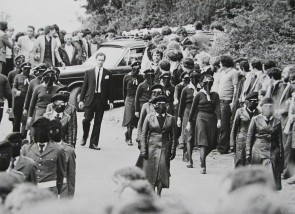 Vrouwelijke leden van de IRA op parade